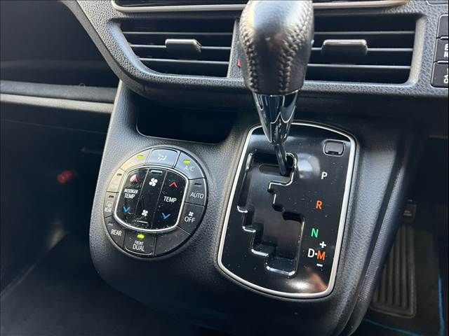 TOYOTA VOXY 2014 Image 31