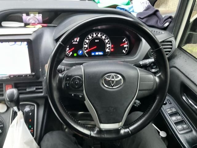 TOYOTA VOXY 2015 Image 31