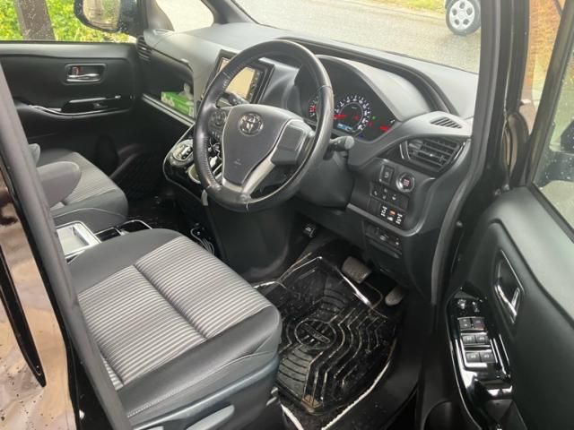 TOYOTA VOXY 4WD 2018 Image 31