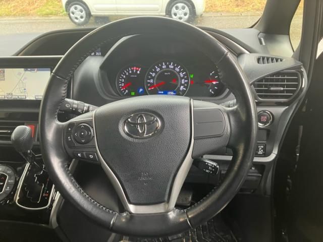 TOYOTA VOXY 4WD 2018 Image 31