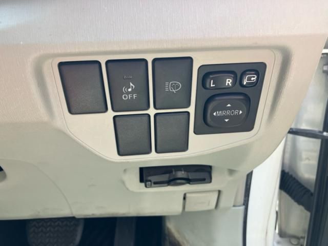 TOYOTA PRIUS 2015 Image 31