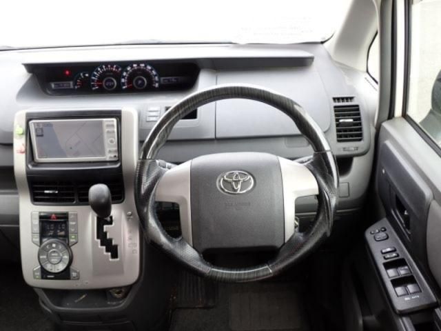 TOYOTA VOXY 2009 Image 31