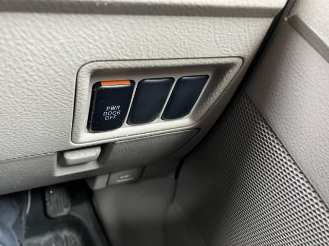 TOYOTA ISIS 2005 Image 31