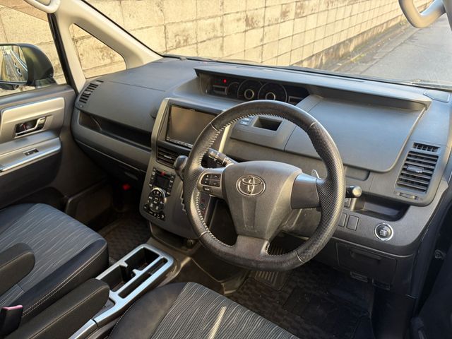 TOYOTA VOXY 4WD 2012 Image 31