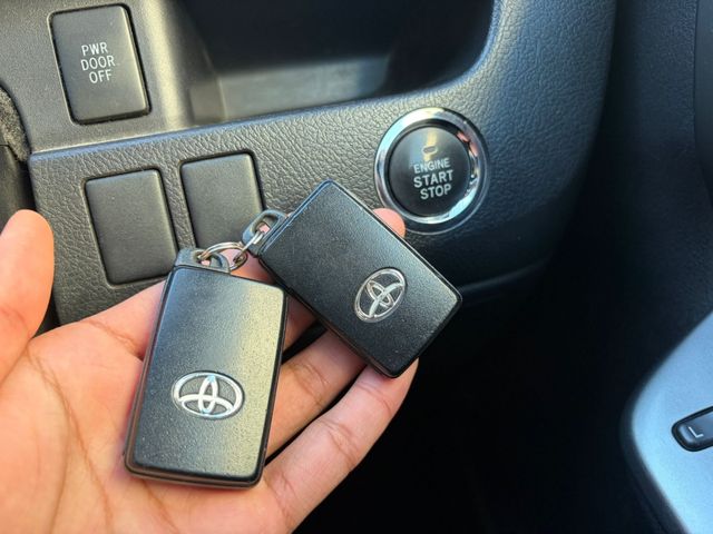 TOYOTA VOXY 4WD 2012 Image 31