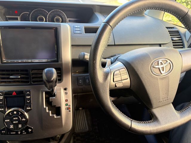 TOYOTA VOXY 4WD 2012 Image 31