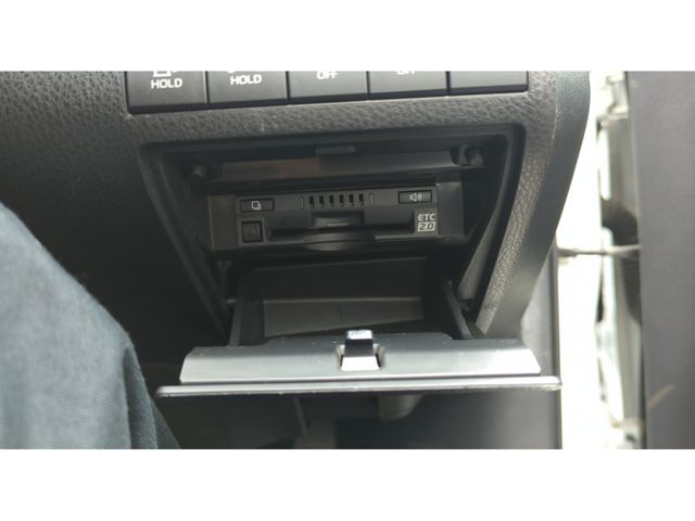 TOYOTA CAMRY HYBRID 2018 Image 31