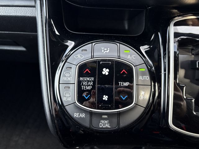 TOYOTA NOAH 2017 Image 31