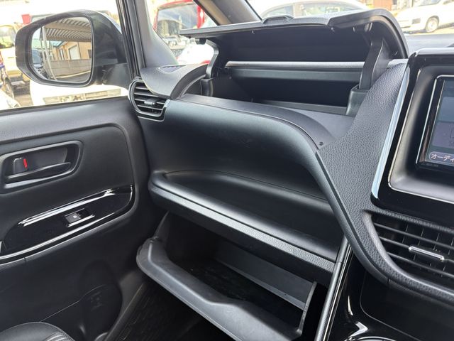 TOYOTA NOAH 2017 Image 31