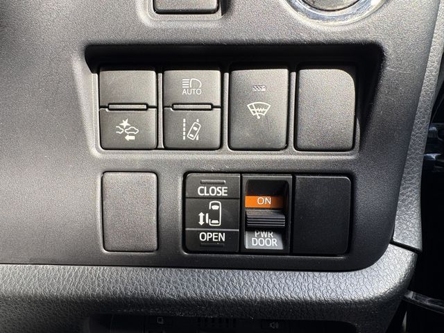 TOYOTA NOAH 2017 Image 31